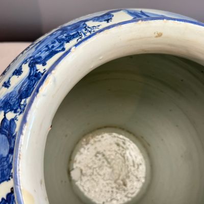 An exceptional pair of large Chinese blue and white 'Dignitaries and Warriors' vases — photo 33