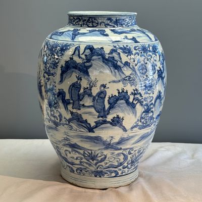 An exceptional pair of large Chinese blue and white 'Dignitaries and Warriors' vases — photo 5