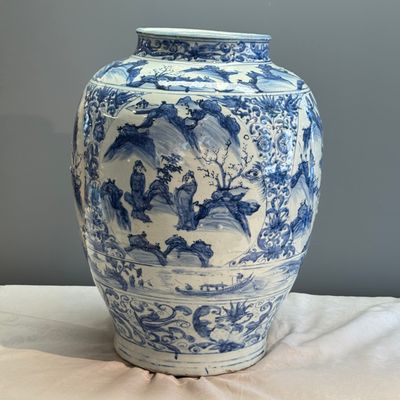 An exceptional pair of large Chinese blue and white 'Dignitaries and Warriors' vases — photo 7
