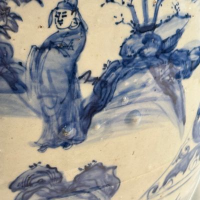 An exceptional pair of large Chinese blue and white 'Dignitaries and Warriors' vases — photo 8