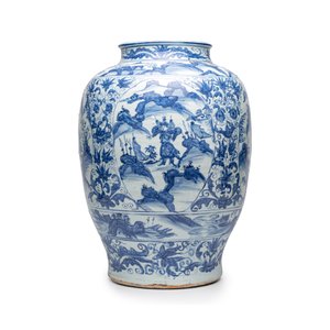 An exceptional pair of large Chinese blue and white 'Dignitaries and Warriors' vases — photo 11