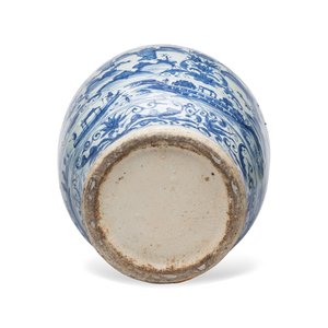 An exceptional pair of large Chinese blue and white 'Dignitaries and Warriors' vases — photo 13