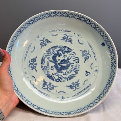 An extremely rare Chinese blue and white 'First Order' armorial dish with a yinglong — foto 1