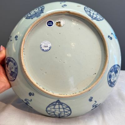 An extremely rare Chinese blue and white 'First Order' armorial dish with a yinglong — foto 11