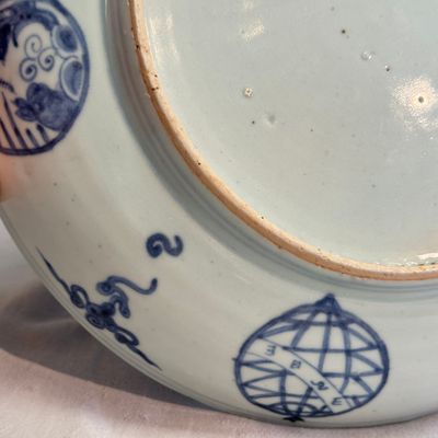 An extremely rare Chinese blue and white 'First Order' armorial dish with a yinglong — foto 12