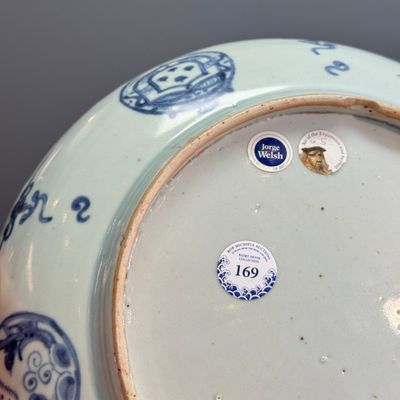 An extremely rare Chinese blue and white 'First Order' armorial dish with a yinglong — foto 13