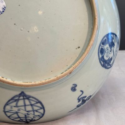 An extremely rare Chinese blue and white 'First Order' armorial dish with a yinglong — foto 15