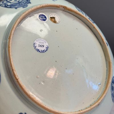 An extremely rare Chinese blue and white 'First Order' armorial dish with a yinglong — foto 16