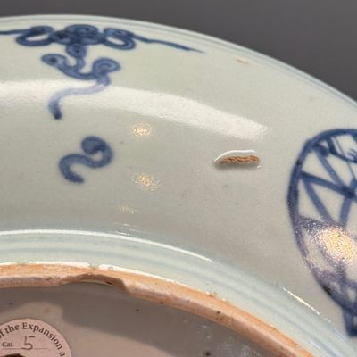 An extremely rare Chinese blue and white 'First Order' armorial dish with a yinglong — foto 17