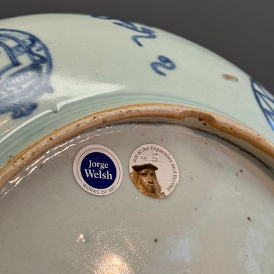 An extremely rare Chinese blue and white 'First Order' armorial dish with a yinglong — foto 18