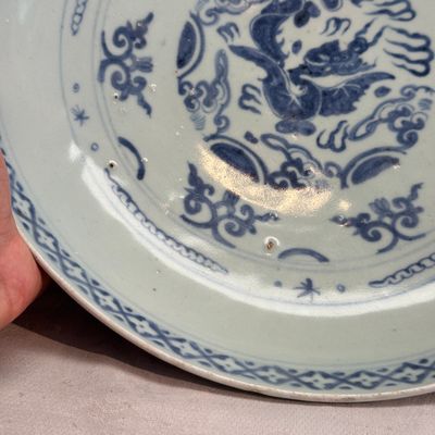 An extremely rare Chinese blue and white 'First Order' armorial dish with a yinglong — foto 2