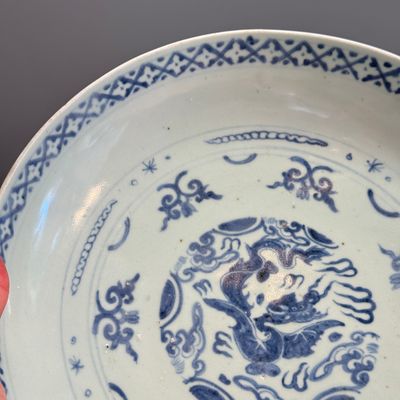 An extremely rare Chinese blue and white 'First Order' armorial dish with a yinglong — foto 3