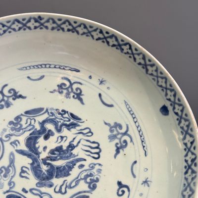 An extremely rare Chinese blue and white 'First Order' armorial dish with a yinglong — foto 4