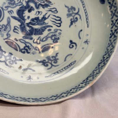 An extremely rare Chinese blue and white 'First Order' armorial dish with a yinglong — foto 5