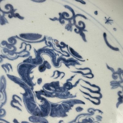 An extremely rare Chinese blue and white 'First Order' armorial dish with a yinglong — foto 7