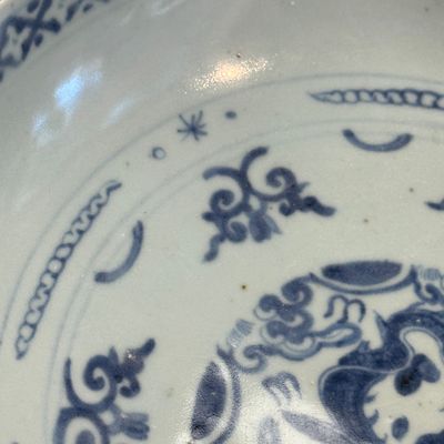 An extremely rare Chinese blue and white 'First Order' armorial dish with a yinglong — foto 8