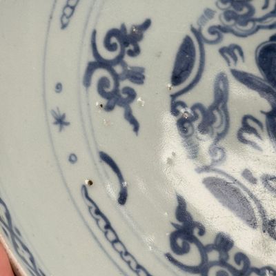 An extremely rare Chinese blue and white 'First Order' armorial dish with a yinglong — foto 9