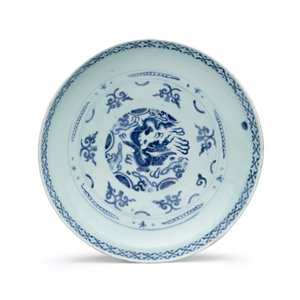 An extremely rare Chinese blue and white 'First Order' armorial dish with a yinglong — foto 1