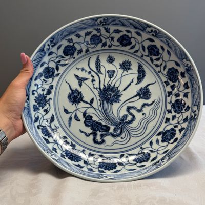 An extremely rare and fine Chinese blue and white 'Lotus Bouquet' dish — photo 1