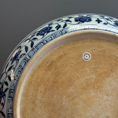 An extremely rare and fine Chinese blue and white 'Lotus Bouquet' dish — photo 11