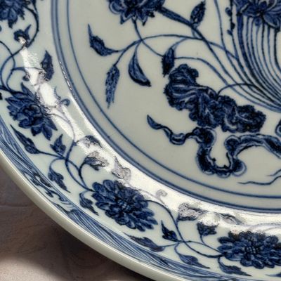 An extremely rare and fine Chinese blue and white 'Lotus Bouquet' dish — photo 2