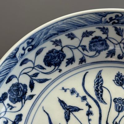 An extremely rare and fine Chinese blue and white 'Lotus Bouquet' dish — photo 3