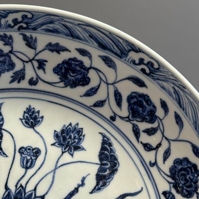 An extremely rare and fine Chinese blue and white 'Lotus Bouquet' dish — photo 4