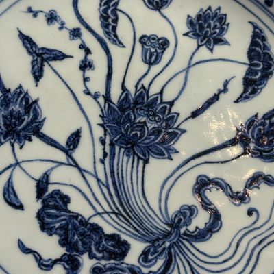 An extremely rare and fine Chinese blue and white 'Lotus Bouquet' dish — photo 6