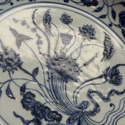 An extremely rare and fine Chinese blue and white 'Lotus Bouquet' dish — photo 7