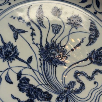 An extremely rare and fine Chinese blue and white 'Lotus Bouquet' dish — photo 8
