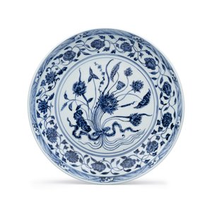 An extremely rare and fine Chinese blue and white 'Lotus Bouquet' dish — photo 1