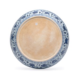 An extremely rare and fine Chinese blue and white 'Lotus Bouquet' dish — photo 2