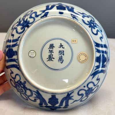 An extremely rare pair of Chinese blue and white 'Foreigners Presenting Treasures' plates — photo 11