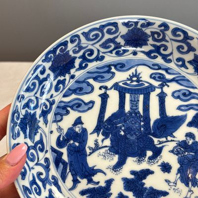 An extremely rare pair of Chinese blue and white 'Foreigners Presenting Treasures' plates — photo 24