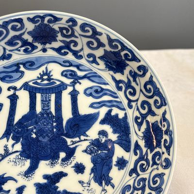 An extremely rare pair of Chinese blue and white 'Foreigners Presenting Treasures' plates — photo 25