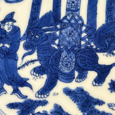 An extremely rare pair of Chinese blue and white 'Foreigners Presenting Treasures' plates — photo 7