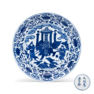 An extremely rare pair of Chinese blue and white 'Foreigners Presenting Treasures' plates — photo 2