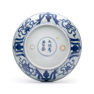 An extremely rare pair of Chinese blue and white 'Foreigners Presenting Treasures' plates — photo 3