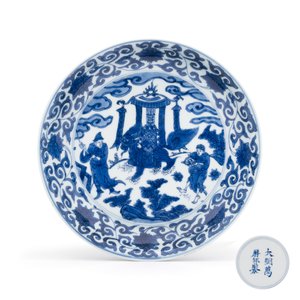 An extremely rare pair of Chinese blue and white 'Foreigners Presenting Treasures' plates — photo 4