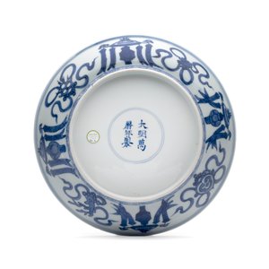 An extremely rare pair of Chinese blue and white 'Foreigners Presenting Treasures' plates — photo 5