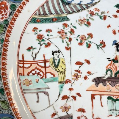 An unusual large octagonal Chinese famille verte dish with a lady playing the qin — 照片 9