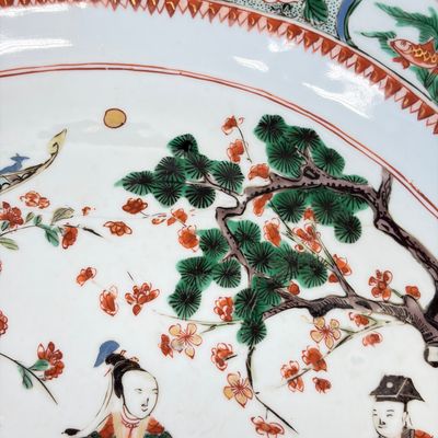 An unusual large octagonal Chinese famille verte dish with a lady playing the qin — 照片 10