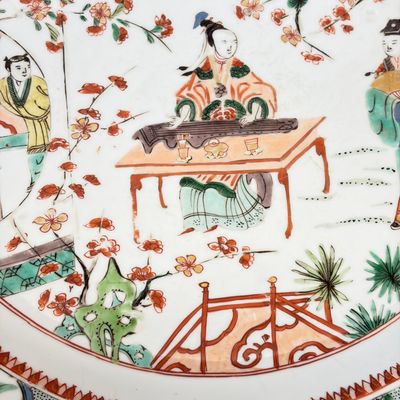 An unusual large octagonal Chinese famille verte dish with a lady playing the qin — 照片 11