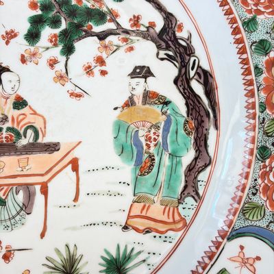 An unusual large octagonal Chinese famille verte dish with a lady playing the qin — 照片 12