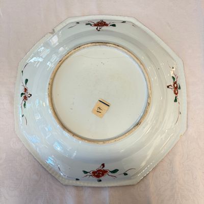 An unusual large octagonal Chinese famille verte dish with a lady playing the qin — 照片 14