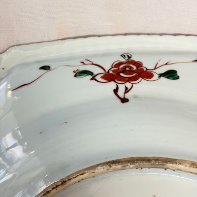 An unusual large octagonal Chinese famille verte dish with a lady playing the qin — 照片 16