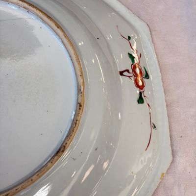 An unusual large octagonal Chinese famille verte dish with a lady playing the qin — 照片 18