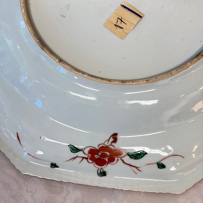 An unusual large octagonal Chinese famille verte dish with a lady playing the qin — 照片 19