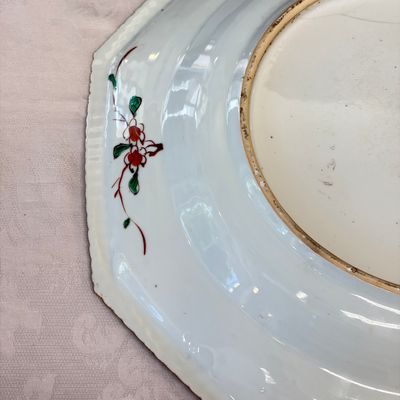 An unusual large octagonal Chinese famille verte dish with a lady playing the qin — 照片 20