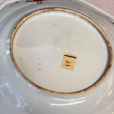 An unusual large octagonal Chinese famille verte dish with a lady playing the qin — 照片 21